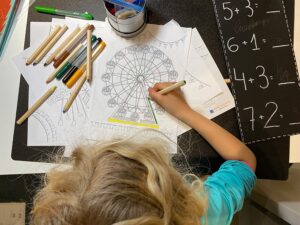 9 Unikalnych kolorowanek „Wesołe miasteczko” Karty Pracy Kolorowanki dydaktyczny