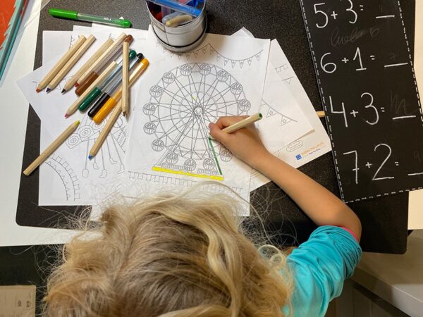 9 Unikalnych kolorowanek „Wesołe miasteczko” Karty Pracy Kolorowanki dydaktyczny