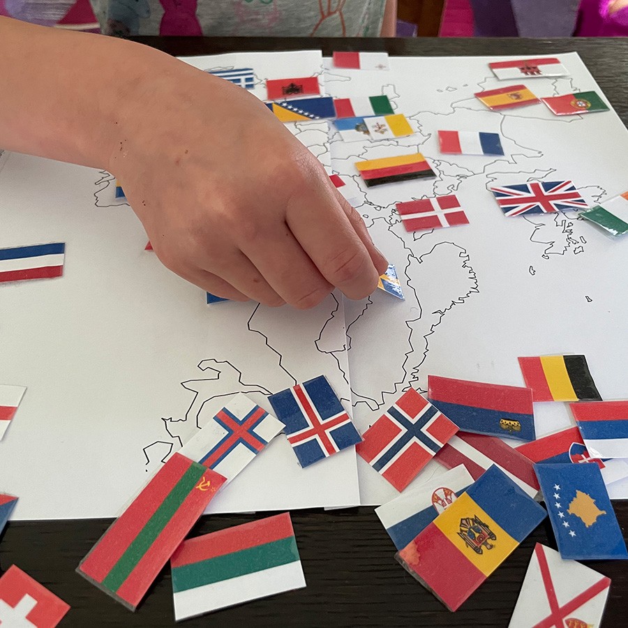 18 Kart Pracy - Flagi, państwa i stolice Europy - Palcem po mapie cz. I 14-Kart-Pracy-Flagi-panstwa-i-stolice-Europy-4