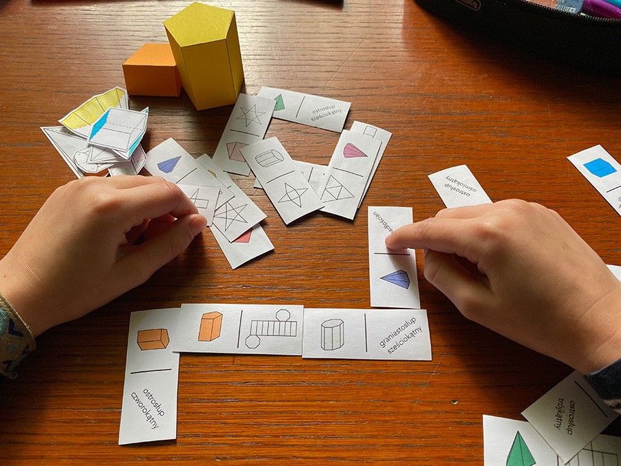 24 Karty Pracy „Bryły – graniastosłupy i ostrosłupy” + domino Karty Pracy Matematyka Bryly dydaktyczny