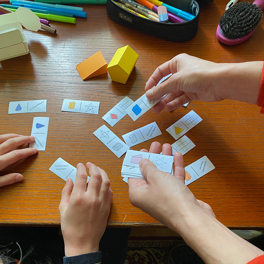 24 Karty Pracy „Bryły – graniastosłupy i ostrosłupy” + domino Karty Pracy Matematyka Bryly dydaktyczny