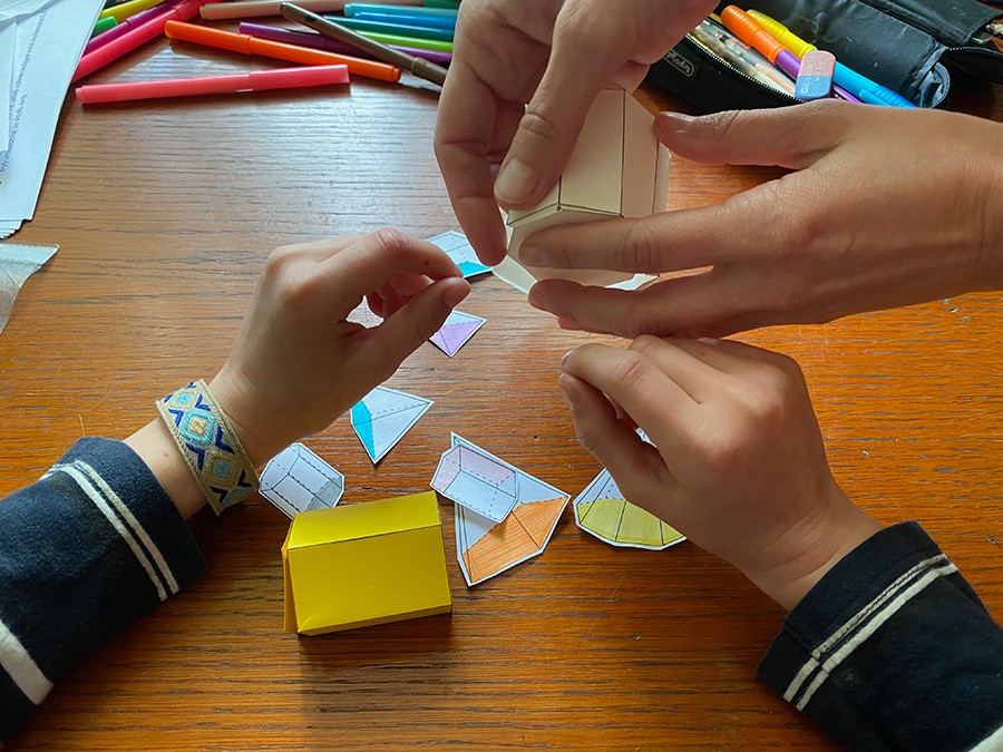 24 Karty Pracy „Bryły – graniastosłupy i ostrosłupy” + domino Karty Pracy Matematyka Bryly dydaktyczny