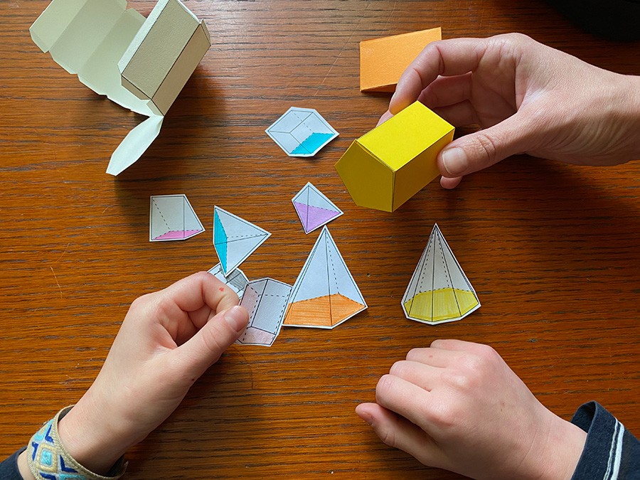 24 Karty Pracy „Bryły – graniastosłupy i ostrosłupy” + domino Karty Pracy Matematyka Bryly dydaktyczny