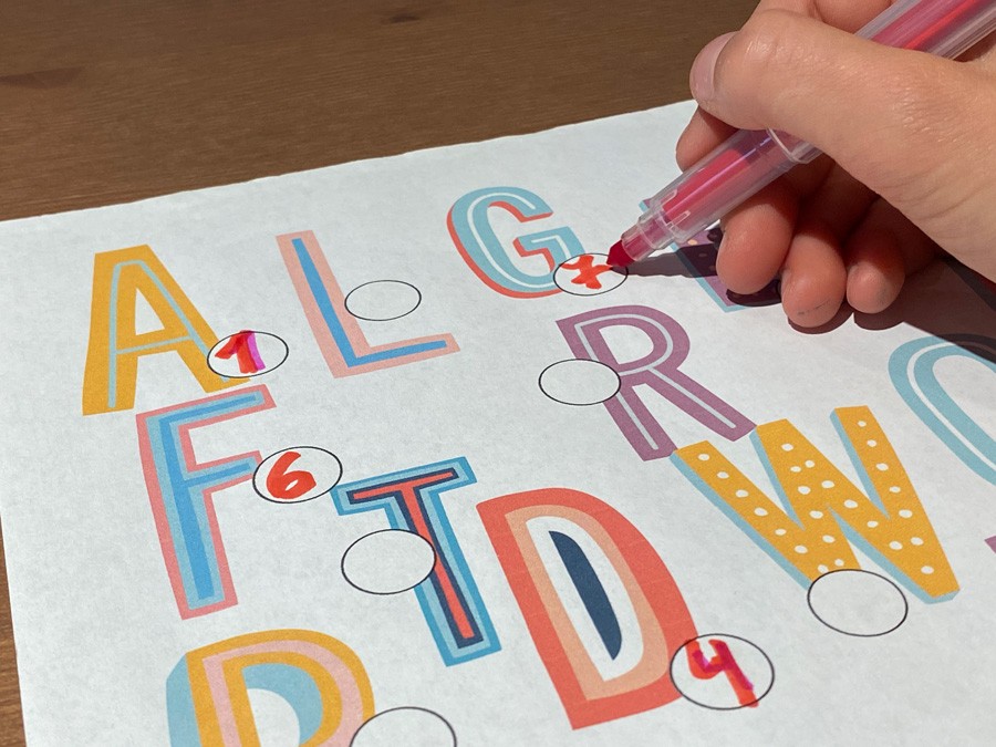 Zestaw 15 Kart Pracy - Pismo odręczne - Rozpoznawanie Liter + Ćwiczenia + 2 Wyjątkowe Gry zestaw-15-kart-pracy-pismo-odreczne-rozpoznawanie-liter-i-cwiczenia-oraz-domino-i-gra-planszowa-dydaktyczny.pl-1