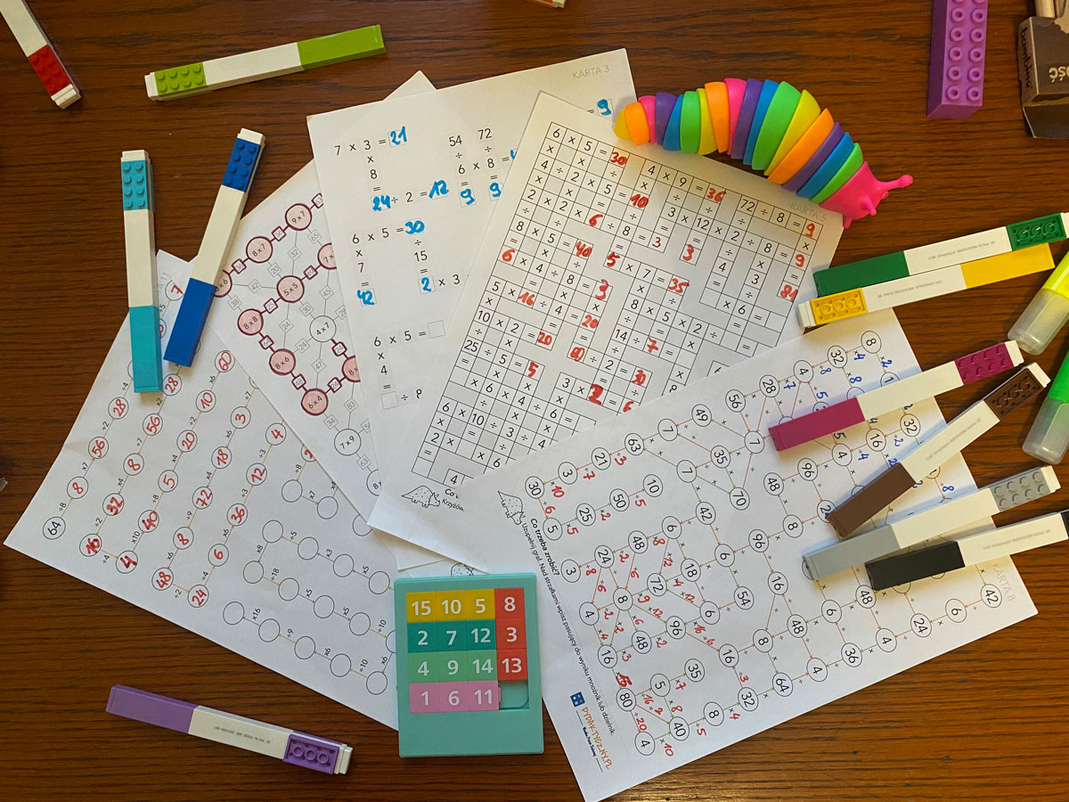 18 Kart Pracy - Ogromny zestaw krzyżówek i diagramów - mnożenie i dzielenie do 100 [plus karty odpowiedzi] 18-kart-pracy-ogromny-zestaw-krzyzowek-i-diagramow-mnozenie-i-dzielenie-do-100-plus-karty-odpowiedzi-dydaktyczny.pl-17