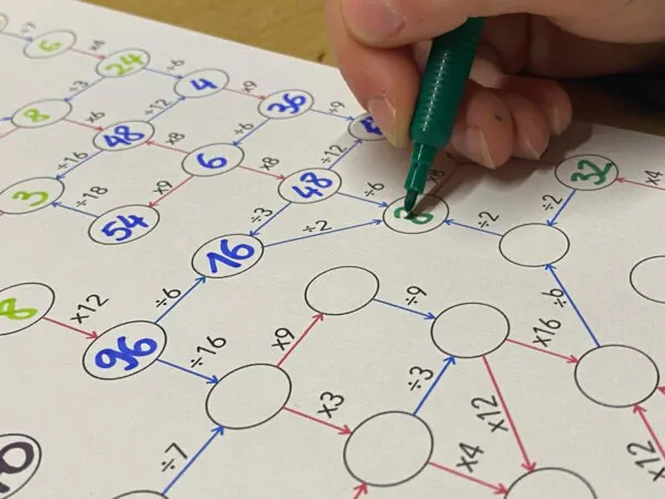 18 Kart Pracy – Ogromny zestaw krzyżówek i diagramów – mnożenie i dzielenie do 100 [plus karty odpowiedzi]  dydaktyczny