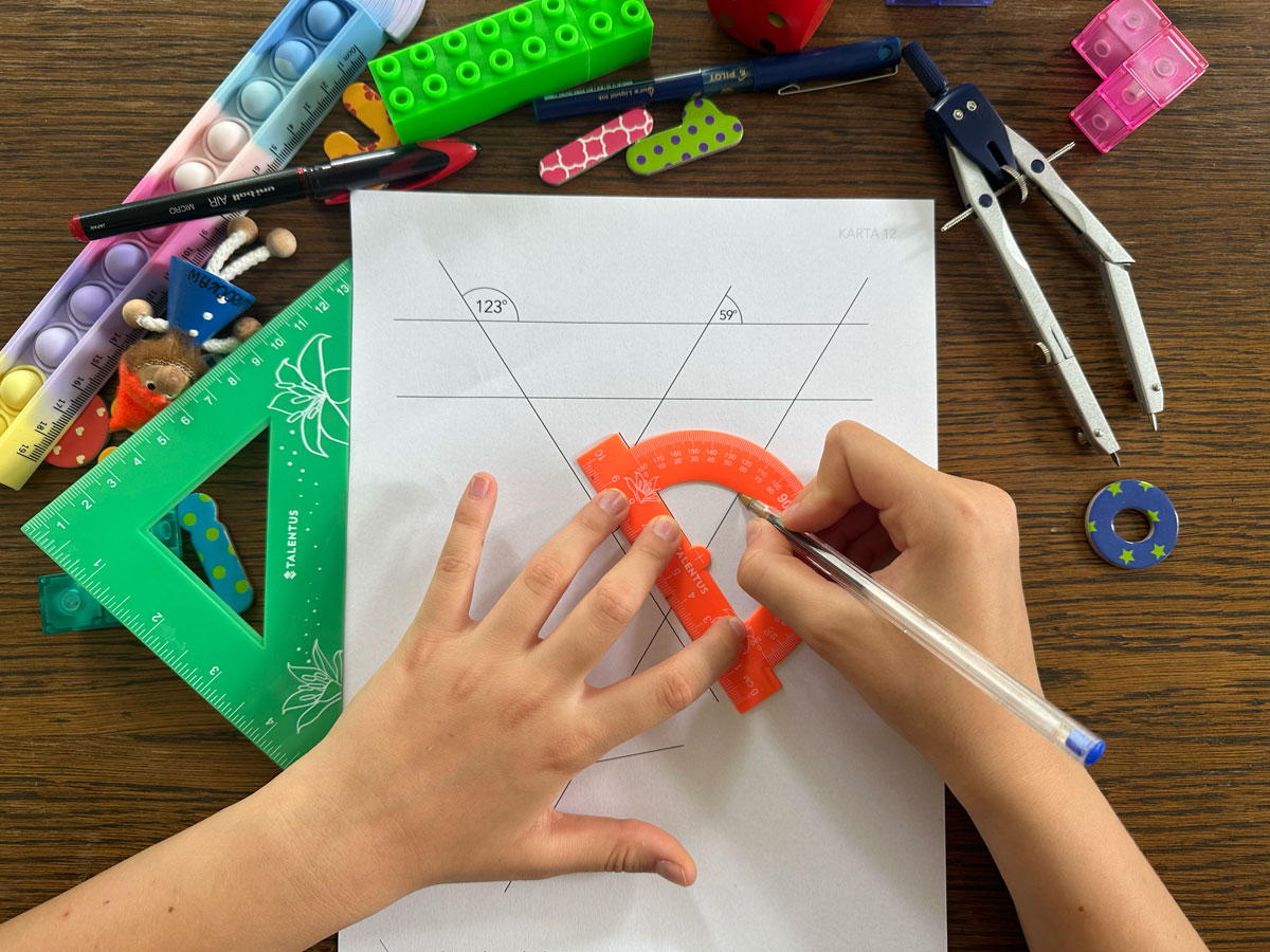 22 Karty pracy - Właściwości Kątów powtórzenie i kąty odpowiadające, naprzemianległe (+ 16 kart odpowiedzi) 5