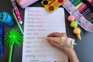 Które ćwiczenia na kartach pracy najlepiej rozwijają siłę uchwytu u małych dzieci? dydaktyczny