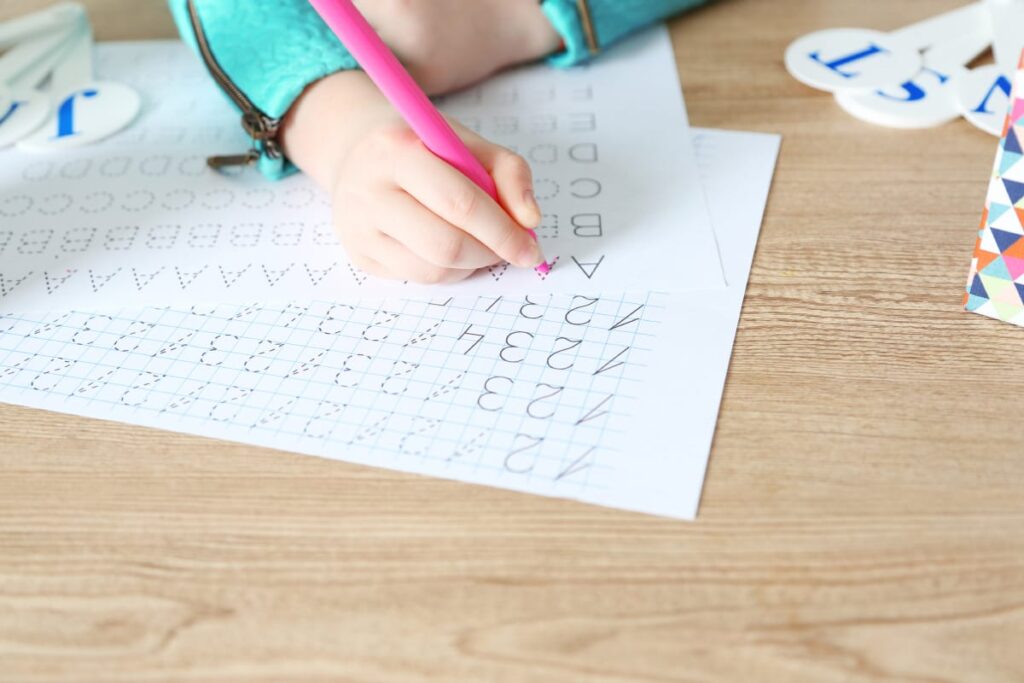 Które karty pracy najlepiej uczą rozpoznawania liter alfabetu? dydaktyczny-53